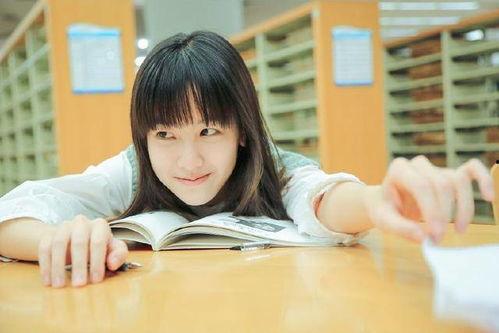 娱乐吃瓜酱刚毕业的大学生,娱乐吃瓜酱的毕业大学生活剪影